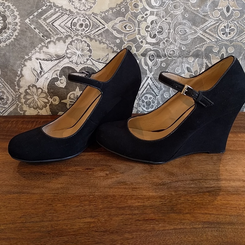 Velvet black wedges with strap